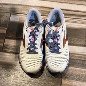 Brooks Women's Sneakers in grey and Pink